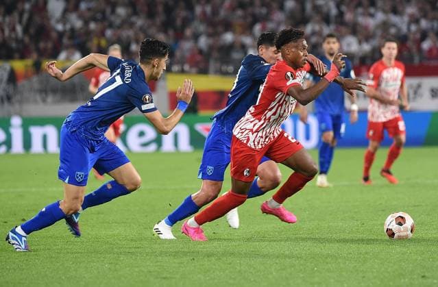 05.10.2023, xhbx, Fussball UEFA Europa League, SC Freiburg - West Ham United emspor, v.l. Nayef Aguerd (West Ham United), Edson Alvarez (West Ham United), Junior Adamu (SC Freiburg) (DFL DFB REGULATIONS PROHIBIT ANY USE OF PHOTOGRAPHS as IMAGE SEQUENCES and or QUASI-VIDEO) Freiburg