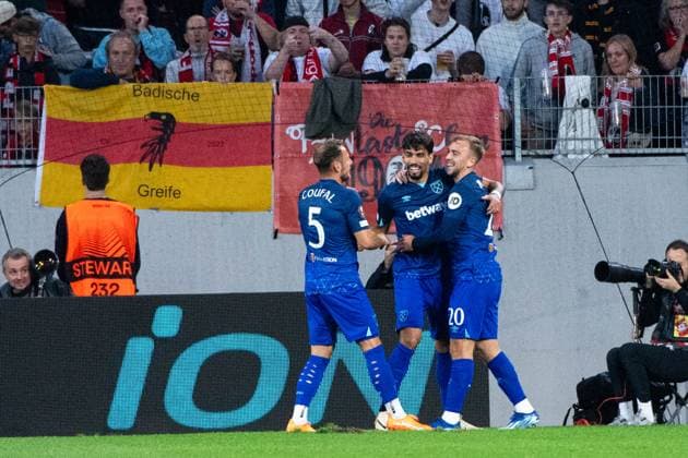 Vladimir Coufal (West Ham United, 05), Paqueta Lucas (West Ham United, 10), Jarrod Bowen (West Ham United, 20) jubeln ueber das Tor zum 0:1, GER, SC Freiburg (SCF) vs West Ham United (WHU), Fussball UEFA Europa League, Gruppe A, 2. Spieltag, Saison 2023 2024, 05.10.2023 GER, SC Freiburg (SCF) vs West Ham United (WHU), Fussball UEFA Europa League, Gruppe A, 2. Spieltag, Saison 2023 2024, 05.10.2023 Freiburg Copyright: xEibner-Pressefoto Memmlerx EP_MMR