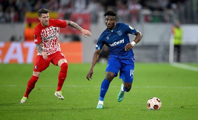 FUSSBALL EUROPA LEAGUE SAISON 2023 2024 Vorrunde Gruppe A 2. Spieltag SC Freiburg - West Ham United 05.10.2023 Lukas Kuebler (li, SC Freiburg) gegen Mohammed Kudus (re, West Ham United)