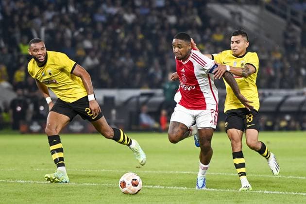 ATHENS, 05-10-2023, OPAP Arena, Europa League Football, season 2023 2024, AEK Athens FC - Ajax, Ajax player Steven Bergwijn and AEK Athens player Orbelin Pineda AEK Athens - Ajax  x22637430x Copyright: