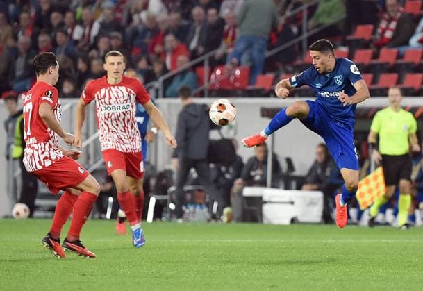 05.10.2023, xhbx, Fussball UEFA Europa League, SC Freiburg - West Ham United emspor, v.l. Nicolas Höfler (SC Freiburg), Pablo Fornals (West Ham United) (DFL DFB REGULATIONS PROHIBIT ANY USE OF PHOTOGRAPHS as IMAGE SEQUENCES and or QUASI-VIDEO) Freiburg