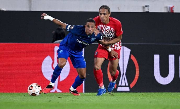 FUSSBALL EUROPA LEAGUE SAISON 2023 2024 Vorrunde Gruppe A 2. Spieltag SC Freiburg - West Ham United 05.10.2023 Thilo Kehrer (li, West Ham United) gegen Kilian Sildillia (re, SC Freiburg)