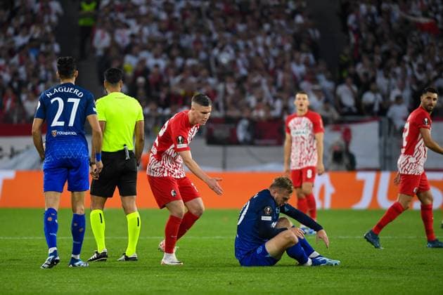 Fussball Europa League Gruppenphase Spiel 02 - 23 24 - SC Freiburg vs. West Ham United - 05-10-2023 Roland Sallai (SC Freiburg 22) gibt Jarrod Bowen (West Ham United 20) die Hand. Fussball Europa League Gruppenphase Spiel 02: SC Freiburg vs. West Ham United am Donnerstag, den 05. Oktober 2023 im Europa-Park Stadion in Freiburg im Breisgau Copyright: xBEAUTIFULxSPORTS GerdxGruendlx