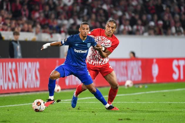 Fussball Europa League Gruppenphase Spiel 02 - 23 24 - SC Freiburg vs. West Ham United - 05-10-2023 Kiliann Sildillia (SC Freiburg 25) im Zweikampf mit Thilo Kehrer (West Ham United 24). Fussball Europa League Gruppenphase Spiel 02: SC Freiburg vs. West Ham United am Donnerstag, den 05. Oktober 2023 im Europa-Park Stadion in Freiburg im Breisgau Copyright: xBEAUTIFULxSPORTS GerdxGruendlx