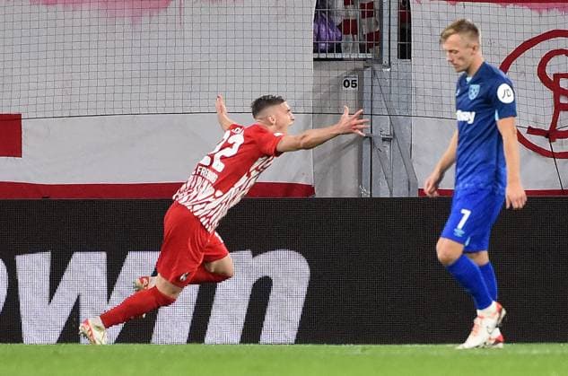 05.10.2023, xhbx, Fussball UEFA Europa League, SC Freiburg - West Ham United emspor, v.l. Torjubel, Goal celebration, celebrate the goal 1:1 durch Roland Sallai (SC Freiburg), James Ward-Prowse (West Ham United) (DFL DFB REGULATIONS PROHIBIT ANY USE OF PHOTOGRAPHS as IMAGE SEQUENCES and or QUASI-VIDEO) Freiburg