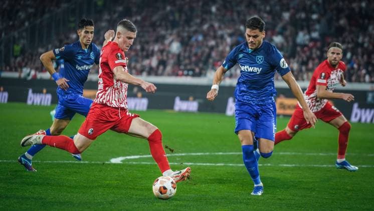 Roland Sallai ( Freiburg 22 ) macht den 1:1 Ausgleich in der 47 Minute für Freiburg. 05.10.2023; Freiburg im Breisgau, Baden-Württemberg, Deutschland, Europa - UEFA EUROPA LEAGUE 2023 - 2024 Fussball Herren SC FREIBURG vs. West Ham United FC - Europa Park Stadion Konstantinos Mavropanos (West Ham 15 )