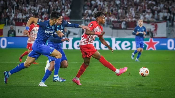 Junior Adamu ( Freiburg 20 ) am Ball 05.10.2023; Freiburg im Breisgau, Baden-Württemberg, Deutschland, Europa - UEFA EUROPA LEAGUE 2023 - 2024 Fussball Herren SC FREIBURG vs. West Ham United FC - Europa Park Stadion