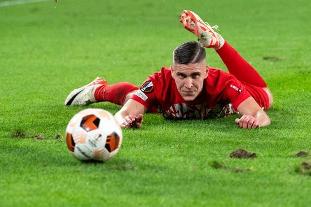Roland Sallai (SC Freiburg, 22) gefoult am Boden. GER, SC Freiburg (SCF) vs West Ham United (WHU), Fussball UEFA Europa League, Gruppe A, 2. Spieltag, Saison 2023 2024, 05.10.2023 GER, SC Freiburg (SCF) vs West Ham United (WHU), Fussball UEFA Europa League, Gruppe A, 2. Spieltag, Saison 2023 2024, 05.10.2023 Freiburg Copyright: xEibner-Pressefoto Memmlerx EP_MMR