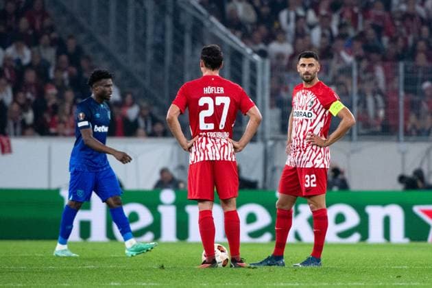 Vincenzo Grifo (SC Freiburg, 32), Nicolas Hoefler (SC Freiburg, 27) aergert sich ueber das Tor zum 1:2, GER, SC Freiburg (SCF) vs West Ham United (WHU), Fussball UEFA Europa League, Gruppe A, 2. Spieltag, Saison 2023 2024, 05.10.2023 GER, SC Freiburg (SCF) vs West Ham United (WHU), Fussball UEFA Europa League, Gruppe A, 2. Spieltag, Saison 2023 2024, 05.10.2023 Freiburg Copyright: xEibner-Pressefoto Memmlerx EP_MMR