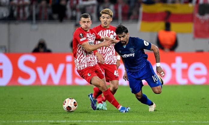 FUSSBALL EUROPA LEAGUE SAISON 2023 2024 Vorrunde Gruppe A 2. Spieltag SC Freiburg - West Ham United 05.10.2023 Maximilian Eggestein (li, SC Freiburg) gegen Lucas Paqueta (re, West Ham United)