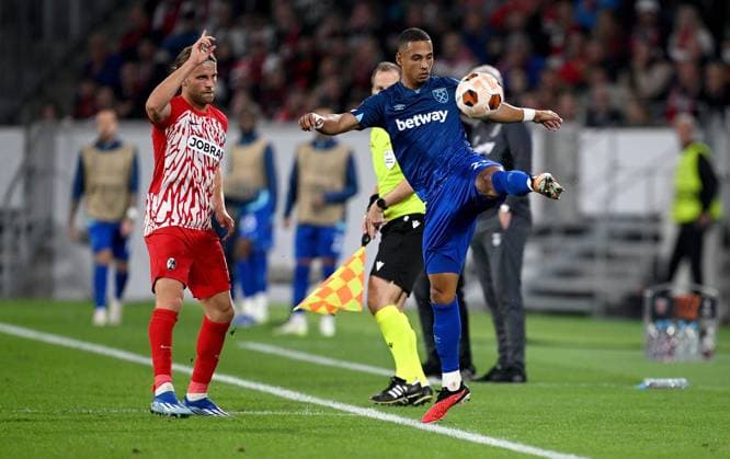 FUSSBALL EUROPA LEAGUE SAISON 2023 2024 Vorrunde Gruppe A 2. Spieltag SC Freiburg - West Ham United 05.10.2023 Lucas Hoeler (li, SC Freiburg) gegen Thilo Kehrer (re, West Ham United)