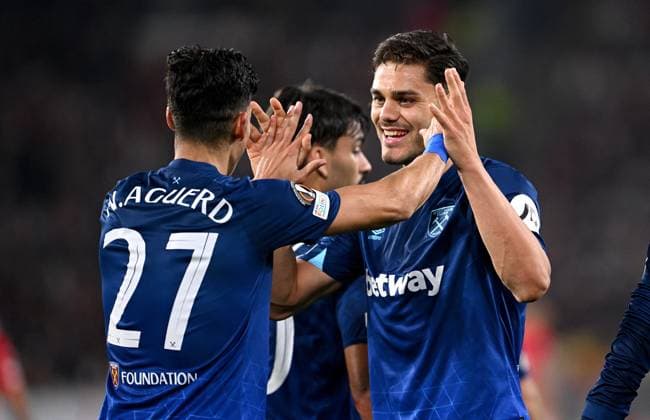 FUSSBALL EUROPA LEAGUE SAISON 2023 2024 Vorrunde Gruppe A 2. Spieltag SC Freiburg - West Ham United 05.10.2023 JUBEL nach dem Tor zum 1 - 2, durch den Torschuetzen Nayef Aguerd (li.) mit Konstantinos Mavropanos (re, West Ham United)