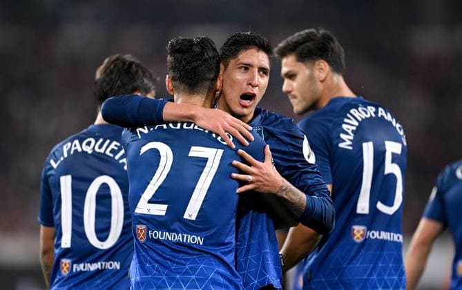 FUSSBALL EUROPA LEAGUE SAISON 2023 2024 Vorrunde Gruppe A 2. Spieltag SC Freiburg - West Ham United 05.10.2023 JUBEL nach dem Tor zum 1 - 2, durch den Torschuetzen Nayef Aguerd (li.) mit Edson Alvarez (re, West Ham United)