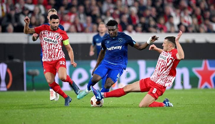 FUSSBALL EUROPA LEAGUE SAISON 2023 2024 Vorrunde Gruppe A 2. Spieltag SC Freiburg - West Ham United 05.10.2023 Vincenzo Grifo (li, SC Freiburg) gegen Mohammed Kudus (mitte, West Ham United) gegen Maximilian Eggestein (re, SC Freiburg)