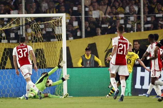 ATHENS - (l-r) Ajax goalkeeper Jay Gorter saves on a shot by Jens Jonsson of AEK Athens during the UEFA Europa League match between AEK Athens and Ajax Amsterdam at the OPAP Arena on October 5, 2023 in Athens, Greece. ANP MAURICE VAN STEEN UEFA Europa League 2023 2024 xVIxANPxSportx xxANPxIVx 480323391 originalFilename: 480323391.jpg