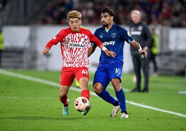 FUSSBALL EUROPA LEAGUE SAISON 2023 2024 Vorrunde Gruppe A 2. Spieltag SC Freiburg - West Ham United 05.10.2023 Ritsu Doan (li, SC Freiburg) gegen Lucas Paqueta (re, West Ham United)
