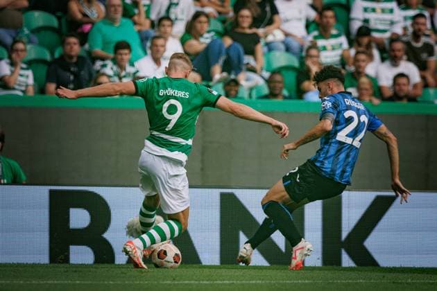 Viktor Gyokeres, Matteo Ruggeri during UEFA Europa League 23 24 game between Sporting CP and Atalanta BC at Estadio Jose Alvalade, Lisbon, Portugal. (Maciej Rogowski) Lisbon Estadio Jose Alvalade Portugal Copyright: xMaciejxRogowskix sporting-atalanta-05-10-2023-03