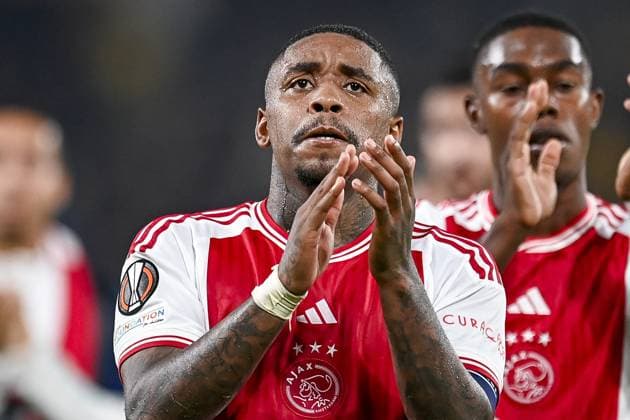 ATHENS, 05-10-2023, OPAP Arena, Europa League Football, season 2023 2024, AEK Athens FC - Ajax, Ajax player Steven Bergwijn acknowledges the fans AEK Athens - Ajax  x22638470x Copyright: