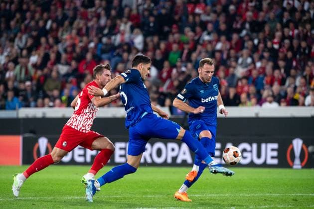 Konstantinos Mavropanos (West Ham United, 15) im Zweikampf mit Maximilian Philipp (SC Freiburg, 26), GER, SC Freiburg (SCF) vs West Ham United (WHU), Fussball UEFA Europa League, Gruppe A, 2. Spieltag, Saison 2023 2024, 05.10.2023 GER, SC Freiburg (SCF) vs West Ham United (WHU), Fussball UEFA Europa League, Gruppe A, 2. Spieltag, Saison 2023 2024, 05.10.2023 Freiburg Copyright: xEibner-Pressefoto Memmlerx EP_MMR