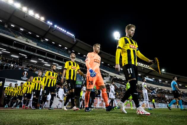 231005 Samuel Gustafson of Häcken enter the pitch ahead of the UEFA Europa League football match between Häcken and Qarabag on October 5, 2023 in Gothenburg. Photo: Mathias Bergeld BILDBYRAN kod MB MB0740 fotboll football soccer fotball uefa europa league häcken qarabag bbeng Copyright: MATHIASxBERGELD BB231005MB018