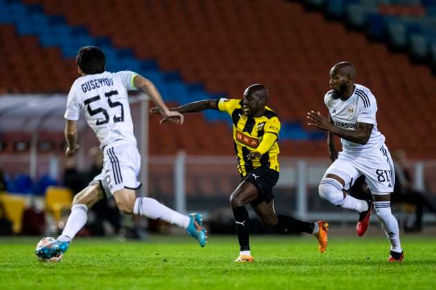 231005 Badavi Huseynov och Kevin Medina of Qarabag mot Edward Chilufya of Häcken during the UEFA Europa League football match between Häcken and Qarabag on October 5, 2023 in Gothenburg. Photo: Mathias Bergeld BILDBYRAN kod MB MB0740 fotboll football soccer fotball uefa europa league häcken qarabag bbeng Copyright: MATHIASxBERGELD BB231005MB019