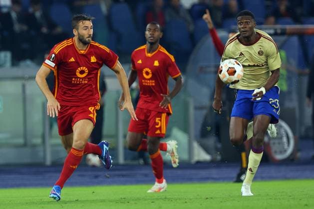 Football: UEFA Europa League 2023-2024 - group G - SS Lazio vs AS Roma vs Servette FC at Olympic Stadium in Rome on 05th october 2023 Rome, Italy 05.10.2023: Bryan Cristante of Roma, Theo Magnin of Servette in action during the UEFA Europa League 2023-2024, group G, football match between AS Roma vs Servette FC at Olympic Stadium in Rome. Rome Olympic italy Copyright: xmarcoxiacobucci