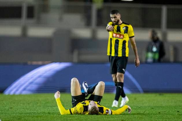231005 Simon Gustafson of Häcken in pain during the UEFA Europa League football match between Häcken and Qarabag on October 5, 2023 in Gothenburg. Photo: Mathias Bergeld BILDBYRAN kod MB MB0740 fotboll football soccer fotball uefa europa league häcken qarabag bbeng Copyright: MATHIASxBERGELD BB231005MB032