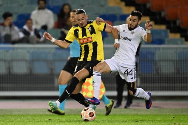 GÖTEBORG 20231005 Häckens Amor Layouni och Qarabags Elvin Jafarguliyev under tordagens fotbollsmatch i Europa League mellan BK Häcken och Qarabag FK fran Azerbajdzjan pa Ullevi. Göteborg Sverige x9200x