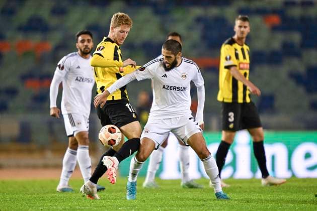 GÖTEBORG 20231005 Häckens Samuel Gustafsson och QarabaÄüs Yassine Benzia under tordagens fotbollsmatch i Europa League mellan BK Häcken och QarabaÄü FK fran Azerbajdzjan pa Ullevi. Göteborg Sverige x9200x