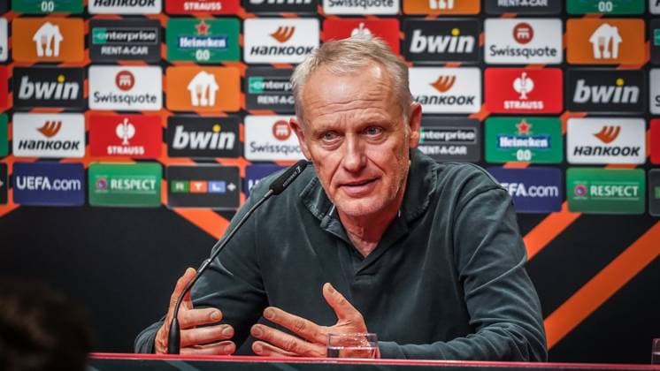 Trainer Christian Streich (SC Freiburg) bei der Pressekonferenz - 05.10.2023; Freiburg im Breisgau, Baden-Württemberg, Deutschland, Europa - UEFA EUROPA LEAGUE 2023 - 2024 Fussball Herren SC FREIBURG vs. West Ham United FC - Europa Park Stadion