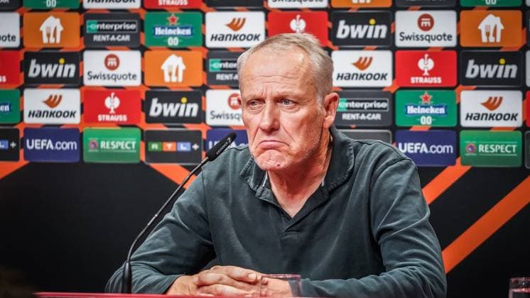 Trainer Christian Streich (SC Freiburg) bei der Pressekonferenz - Mundwinkel nach unten, enttäuscht, traurig - 05.10.2023; Freiburg im Breisgau, Baden-Württemberg, Deutschland, Europa - UEFA EUROPA LEAGUE 2023 - 2024 Fussball Herren SC FREIBURG vs. West Ham United FC - Europa Park Stadion
