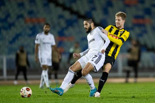 231005 Yassine Benzia of Qarabag and Samuel Gustafson of Häcken during the UEFA Europa League football match between Häcken and Qarabag on October 5, 2023 in Gothenburg. Photo: Mathias Bergeld BILDBYRAN kod MB MB0740 fotboll football soccer fotball uefa europa league häcken qarabag bbeng Copyright: MATHIASxBERGELD BB231005MB036