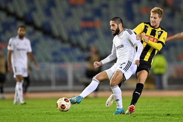 GÖTEBORG 20231005 QarabaÄüs Yassine Benzia och Häckens Samuel Gustafsson under tordagens fotbollsmatch i Europa League mellan BK Häcken och QarabaÄü FK fran Azerbajdzjan pa Ullevi. Göteborg Sverige x9200x