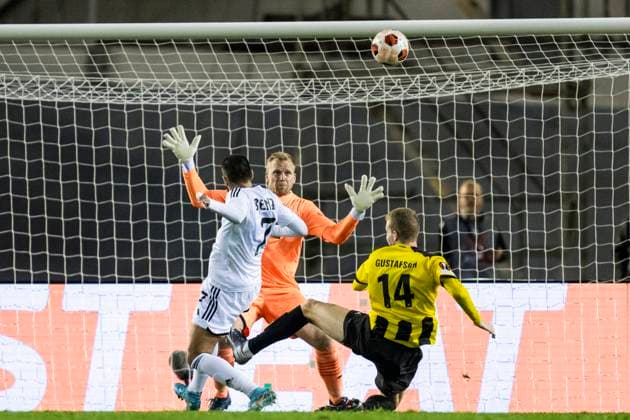 231005 Yassine Benzia of Qarabag against goalkeeper Peter Abrahamsson of Häckenduring the UEFA Europa League football match between Häcken and Qarabag on October 5, 2023 in Gothenburg. Photo: Mathias Bergeld BILDBYRAN kod MB MB0740 fotboll football soccer fotball uefa europa league häcken qarabag bbeng Copyright: MATHIASxBERGELD BB231005MB038