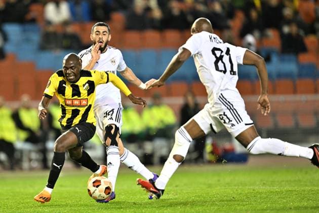 GÖTEBORG 20231005 Häckens Edward Chilufya mot Qarabags Elvin Jafarguliyev och Qarabags Kevin Medina under tordagens fotbollsmatch i Europa League mellan BK Häcken och Qarabag FK fran Azerbajdzjan pa Ullevi. Göteborg Sverige x9200x