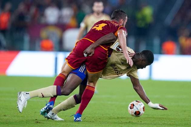 AS Roma v Servette - UEFA Europa League Chris Bedia of Servette FC and Bryan Cristante of AS Roma compete for the ball during the UEFA Europa League Group G match between AS Roma and Servette FC at Stadio Olimpico on October 5, 2023 in Rome, Italy. Rome Stadio Olimpico Rome Italy Copyright: xGiuseppexMaffiax UEL_Roma-Servette_GM_05102023_01816