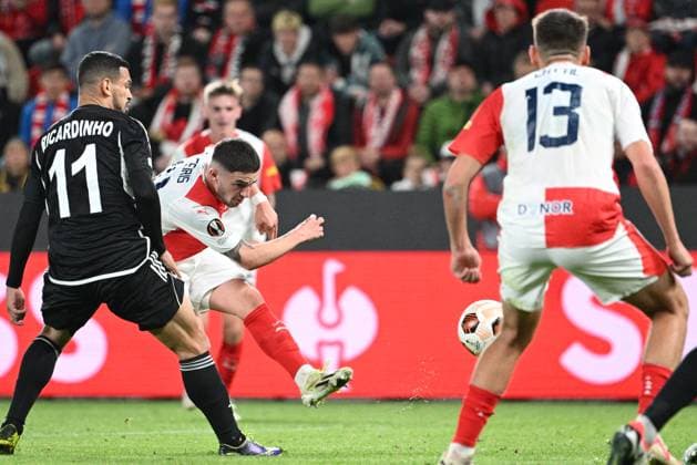 From left soccer players Ricardinho of Tiraspol, Christos Zafeiris of Slavia scores, Mojmir Chytil of Slavia Praha in action during the Football Europe League 2nd round match, group G match Slavia Praha vs Sheriff Tiraspol in Prague, Czech Republic, October 5, 2023. (CTKxPhoto MichalxKamaryt) CTKPhotoP2023100509675  CTKPhotoP2023100509675