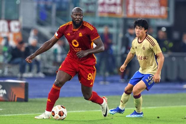 October 5, 2023, ROME, Italy: Romelu Lukaku of Roma (L) vies for the ball with Keigo Tsunemoto of Servette (R) during the UEFA Europa League, Group G soccer match between AS Roma and Servette FC at Olimpico stadium in Rome, Italy, 05 October 2023. ANSA FEDERICO PROIETTI Soccer: UEFA Europa League; Roma-Servette  - ZUMAa110 20231005_zaf_a110_035 Copyright: xFedericoxProiettix