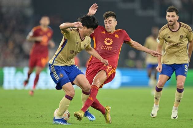 Foto Alfredo Falcone LaPresse 05 Ottobre 2023 - Roma, Italia - calcio - Roma vs Servette - Uefa Europa League 2023-2024 Girone G - Stadio Olimpico. Nella foto: Stephan El Shaarawy (92 AS Roma)Keigo Tsunemoto (Servette FC) Foto Alfredo Falcone LaPresse October 05, 2023 Rome, Italy - sport, soccer - Roma vs Servette - Uefa Europe League 2023-2024 Group G - Olimpic Stadium. In the pic: Stephan El Shaarawy (92 AS Roma)Keigo Tsunemoto (Servette FC)  Copyright: xAlfredoxFalcone LaPressex