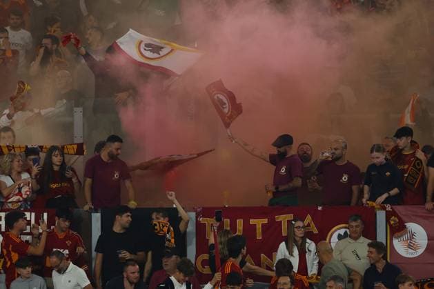 Football: UEFA Europa League 2023-2024 - group G - AS Roma vs Servette FC at Olympic Stadium in Rome on 05th october 2023 Rome, Italy 05.10.2023: AS roma Supporters smoke on the stand before the UEFA Europa League 2023-2024, group G, football match between AS Roma vs Servette FC at Olympic Stadium in Rome. Rome Olympic italy Copyright: xmarcoxiacobucci