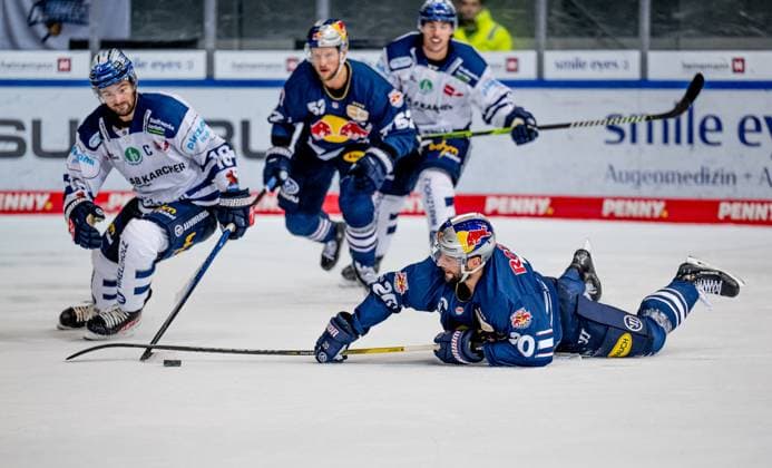 Sport Themen der Woche KW40 Sport Bilder des Tages Kampf um den Puck Zweikampf zwischen Eric Cornel (Iserlohn Roosters, 18) und Andreas Eder (EHC Red Bull Muenchen, 20). EHC Red Bull Muenchen gegen Iserlohn Roosters, Eishockey, DEL, 8. Spieltag, Saison 2023 2024, 05.10.2023. EHC Red Bull Muenchen gegen Iserlohn Roosters, Eishockey, DEL, 8. Spieltag, Saison 2023 2024, 05.10.2023. Muenchen *** Fight for the puck duel between Eric Cornel Iserlohn Roosters, 18 and Andreas Eder EHC Red Bull Muenchen, 20 EHC Red Bull Muenchen vs Iserlohn Roosters, ice hockey, DEL, 8 match day, season 2023 2024, 05 10 2023 EHC Red Bull Muenchen vs Iserlohn Roosters, ice hockey, DEL, 8 match day, season 2023 2024, 05 10 2023 Muenchen Copyright: xEibner-Pressefoto Feinerx EP_HFR