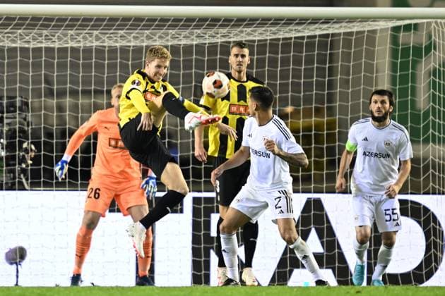 GÖTEBORG 20231005 Häckens Samuel Gustafsson och Qarabags Matheus Silva och Qarabags Badavi Hüseynov framför malet under tordagens fotbollsmatch i Europa League mellan BK Häcken och Qarabag FK fran Azerbajdzjan pa Ullevi. Göteborg Sverige x9200x