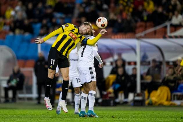 231005 Samuel Gustafson of Häcken and Yassine Benzia of Qarabag during the UEFA Europa League football match between Häcken and Qarabag on October 5, 2023 in Gothenburg. Photo: Mathias Bergeld BILDBYRAN kod MB MB0740 fotboll football soccer fotball uefa europa league häcken qarabag bbeng Copyright: MATHIASxBERGELD BB231005MB046