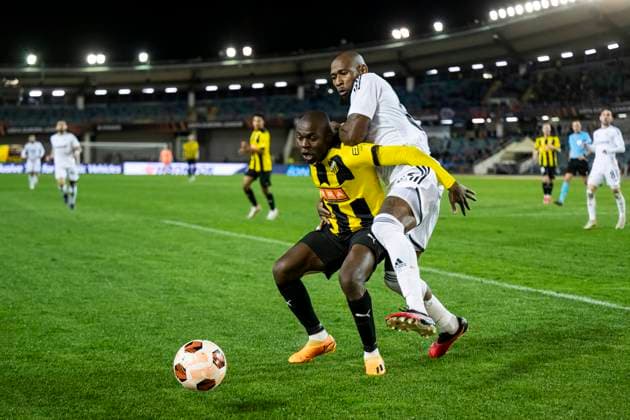 231005 Edward Chilufya of Häcken and Kevin Medina of Qarabag during the UEFA Europa League football match between Häcken and Qarabag on October 5, 2023 in Gothenburg. Photo: Mathias Bergeld BILDBYRAN kod MB MB0740 fotboll football soccer fotball uefa europa league häcken qarabag bbeng Copyright: MATHIASxBERGELD BB231005MB047
