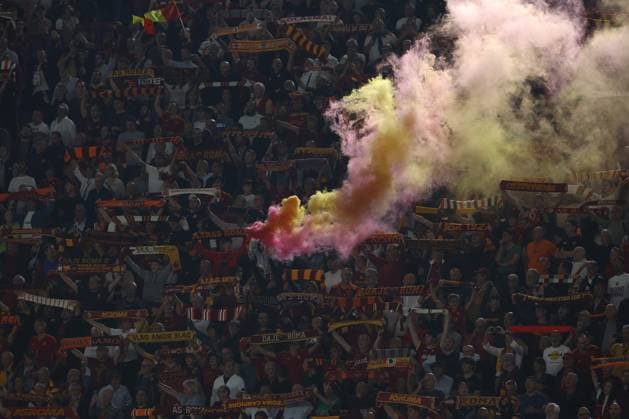 Sport Bilder des Tages Football Europa League match - AS Roma vs Servette FC Rome, Italy 05.10.2023: AS roma Supporters smoke on the stand before the UEFA Europa League 2023-2024, group G, football match between AS Roma vs Servette FC at Olympic Stadium in Rome. Rome Italy  Copyright: xIPAxSport ABACAx BRIPASport20231005_611 IPAxSport ABACAx BRIPASport20231005_611