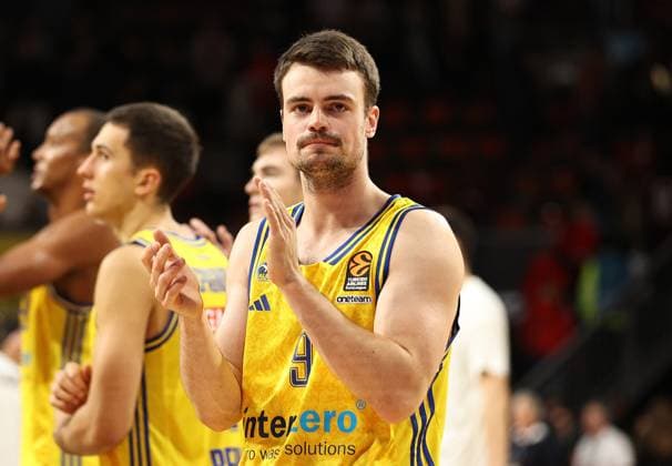 Jonas Mattisseck (ALBA Berlin, 9) applaudiert den mitgereisten Fans. GER, FC Bayern Basketball vs. ALBA Berlin, EuroLeague, 1. Spieltag, Saison 2023 2024, 05.10.2023, GER, FC Bayern Basketball vs. ALBA Berlin, EuroLeague, 1. Spieltag, Saison 2023 2024, 05.10.2023, Muenchen *** Jonas Mattisseck ALBA Berlin, 9 applauds the travelling fans GER, FC Bayern Basketball vs ALBA Berlin, EuroLeague, 1 matchday, season 2023 2024, 05 10 2023, GER, FC Bayern Basketball vs ALBA Berlin, EuroLeague, 1 matchday, season 2023 2024, 05 10 2023, Muenchen Copyright: xEibner-Pressefoto MarcelxEngelbrechtx EP_MET