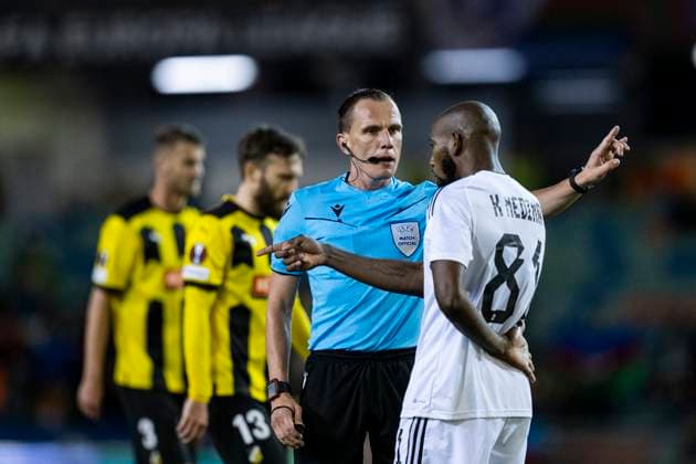 231005 Referee Sebastian Gishamer and Kevin Medina of Qarabag during the UEFA Europa League football match between Häcken and Qarabag on October 5, 2023 in Gothenburg. Photo: Mathias Bergeld BILDBYRAN kod MB MB0740 fotboll football soccer fotball uefa europa league häcken qarabag bbeng Copyright: MATHIASxBERGELD BB231005MB049