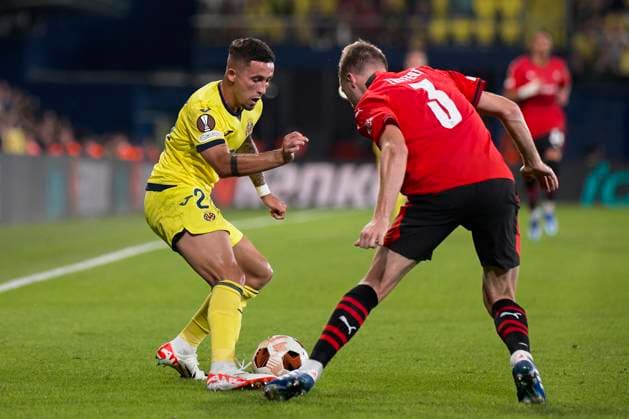 Europa League Group F, Villarreal CF v Stade Rennais FC VILLARREAL, OCTOBER 5: Yeremi Pino of Villarreal CF competes for the ball with Adrien Truffert of Stade Rennais FC during the UEFA Europa League group F match between Villarreal CF and Stade Rennais FC at estadio de la Ceramica in Villarreal on October 5, 2023. (Photo by Photo Players Images) Villarreal Estadio de la Ceramica Castellon Spain Copyright: xJosexTorresx xPhotoxPlayersxImagesx
