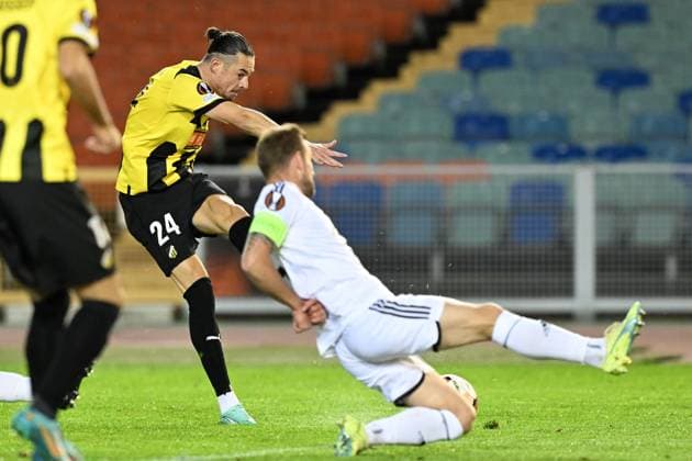 GÖTEBORG 20231005 Häckens Amor Layouni och Qarabags Maksim Medvedev under tordagens fotbollsmatch i Europa League mellan BK Häcken och Qarabag FK fran Azerbajdzjan pa Ullevi. Göteborg Sverige x9200x
