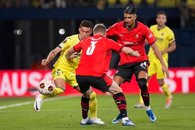 Europa League Group F, Villarreal CF v Stade Rennais FC VILLARREAL, OCTOBER 5: Yeremi Pino of Villarreal CF competes for the ball with Adrien Truffert of Stade Rennais FC during the UEFA Europa League group F match between Villarreal CF and Stade Rennais FC at estadio de la Ceramica in Villarreal on October 5, 2023. (Photo by Photo Players Images) Villarreal Estadio de la Ceramica Castellon Spain Copyright: xJosexTorresx xPhotoxPlayersxImagesx